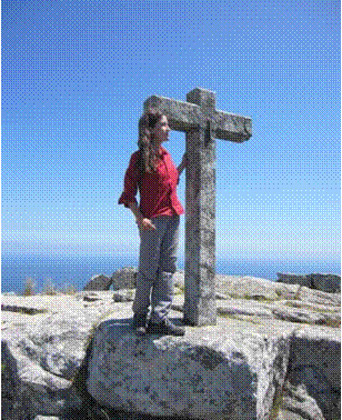 La autora junto a una cruz en el monte de Santa Tecla