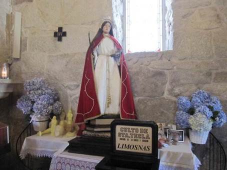 Estatua de Santa Tecla al interior de la capilla